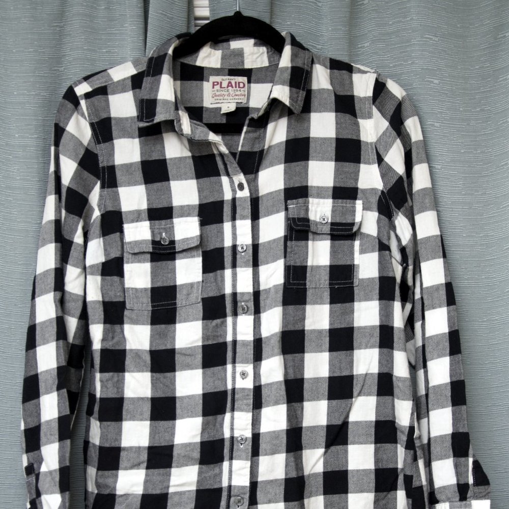 Old Navy buffalo check flannel button up shirt